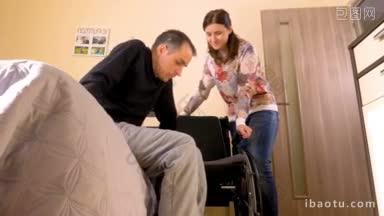 残疾青年在轮椅上由他的妻子协助缓慢移动