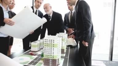 建筑师和<strong>投资者</strong>的商业会议，看住宅小区的模型