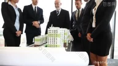 建筑师和投资者的商业会议，看住宅小区的模型