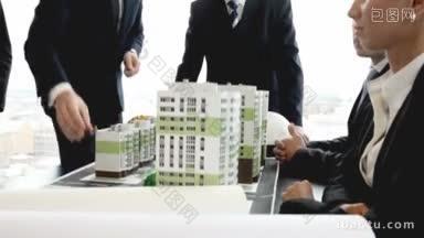 建筑师和<strong>投资者</strong>的商业会议，看住宅小区的模型