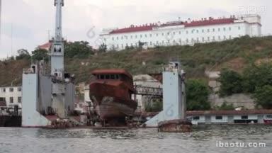 锈迹斑斑的小船<strong>驶入</strong>塞瓦斯托波尔港的干船坞，从海上俯瞰