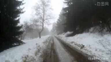 冬天<strong>山上</strong>的一条空路，旁边的树被雪覆盖