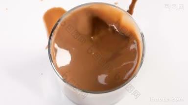 巧克力块用巧克力杯慢动作落在牛奶中