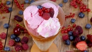 森林水果冰淇淋在杯旋转木桌子上装满了夏天的浆果水果
