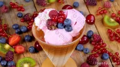 水果冰淇淋的杯子旋转在木制<strong>桌子上</strong>装满了夏天的森林水果