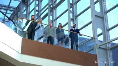 商务<strong>团队</strong>行走在现代化的玻璃写字楼中