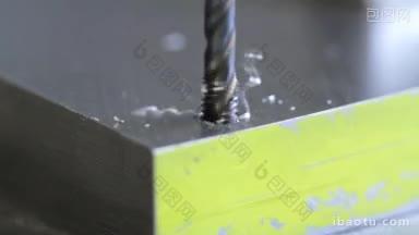 钻头能把螺丝固定在钢板上