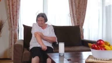 老年妇女患肘痛在家养老