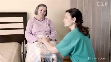 坐在轮椅上的老年妇女与她的护理员交谈，在<strong>家中</strong>护理和护理或临终关怀的概念