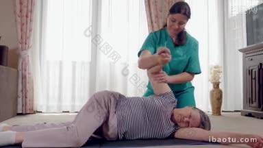 长者在手臂受伤后与物理治疗师进行康复治疗，年长的女士在家中或室内接受物理治疗师的康复治疗