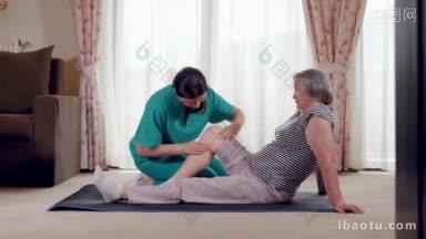 在敬老院为老年妇女做腿部按摩的护士