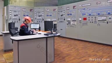 工程师看着监控器，在气体压缩站主控板旁写下工作日志