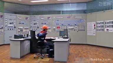 工程师接近电源屏蔽检查电路并返回工作场所
