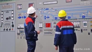 两名工程师在燃气压缩气压站主控板上演示电路实例时交谈