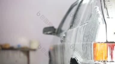 洗车店的车里有肥皂泡沫