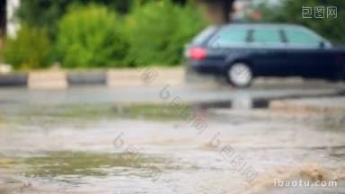 汽车在潮湿的城市道路上行驶