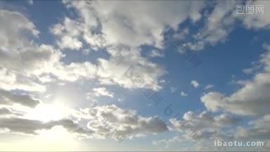 时间流逝的剪辑白色蓬松的云在蓝色的天空