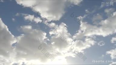 时间流逝的剪辑白色蓬松的<strong>云</strong>在蓝色的天空