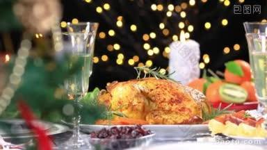 烤鸡准备在<strong>圣诞</strong>节日的餐桌上与香槟靠近<strong>圣诞</strong>树多利拍