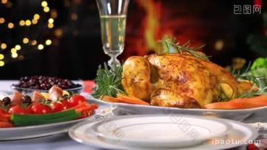 烤鸡准备在圣诞节日的餐桌上与香槟靠近圣诞树和壁炉多利拍摄