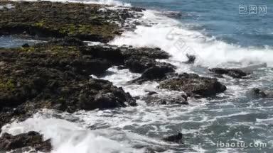 场景是一个布满强烈海浪的石头海滩