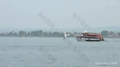 载着游客的渡船往来于desenzano和sirmione湖之间