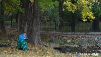 老婆婆坐在秋树下的椅子上，悠闲地看书