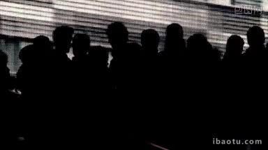 一群人的剪影挂在时代广场的一个大led屏幕前