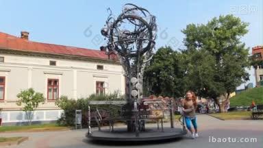 伊万诺-弗兰科夫斯克乌克兰八月漂亮的女孩旋转旋转木马扭曲锻造城市八月