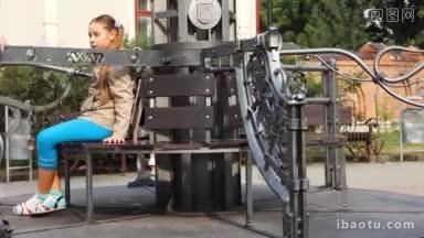 Ivano-frankivsk乌克兰<strong>八月</strong>漂亮的小女孩在旋转木马上扭曲锻造城市<strong>八月</strong>