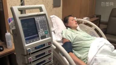 一名孕妇在有音频的医院里通过收缩呼吸