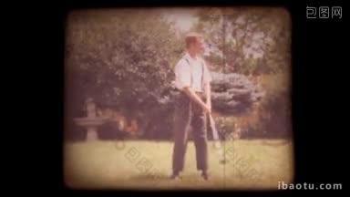 家庭电影的一个人尝试高尔夫球俱乐部在他的<strong>院子</strong>与一个老式毫米电影看镜头