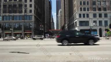 在芝加哥的街道对面，镜头前有过往的车辆