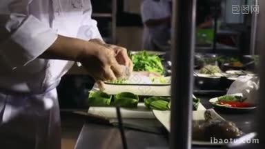在一家亚洲餐厅的<strong>厨房</strong>里当厨师的男人