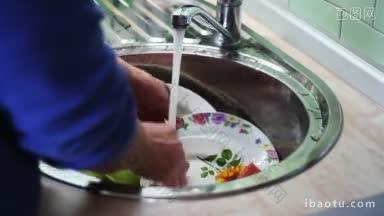 女人洗碗