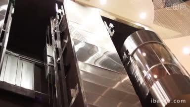 商场里的电梯