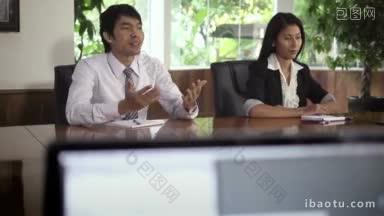 年轻的亚洲男人和女人在会议的工作面试多莉拍摄
