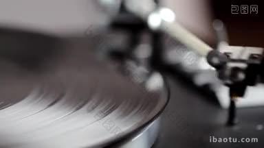 一只手把唱机的tonarm放在唱片上，让唱片下来到唱片上