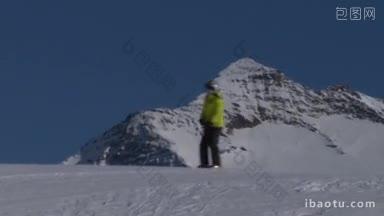 滑雪者正走过积雪覆盖的山脊