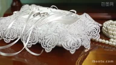 结婚饰品戒指和珍珠项链