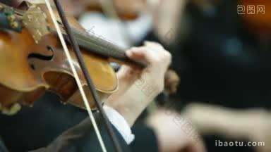 在音乐会上或<strong>招待</strong>会上演奏小提琴和大提琴