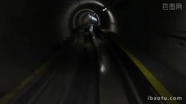 地铁隧道客舱视图中移动的火车