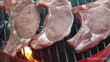 烧烤架上的烤猪肉排特写