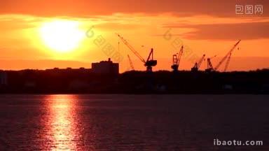 日落时分，基尔峡湾港口上有起重机