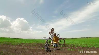 活跃的年轻家庭享受骑车在乡村广角拍摄