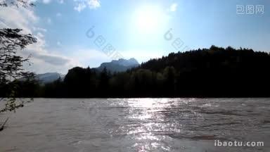 巴伐利亚河被群山和太阳的背光包围