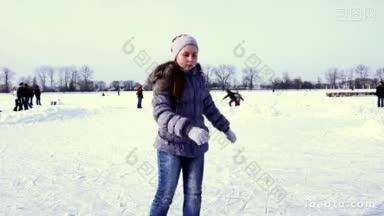 漂亮的十几岁的女孩迅速滑到冬天结冰的湖的镜头