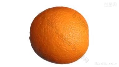 成熟的新鲜橙子沿着水平轴旋转特写