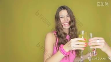 快乐的年轻女子用优雅的香槟庆祝她的生日祝酒词