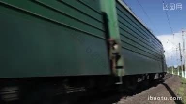在一个阳光明媚的日子里，货运列车经过，中间用偏光片<strong>拍摄</strong>
